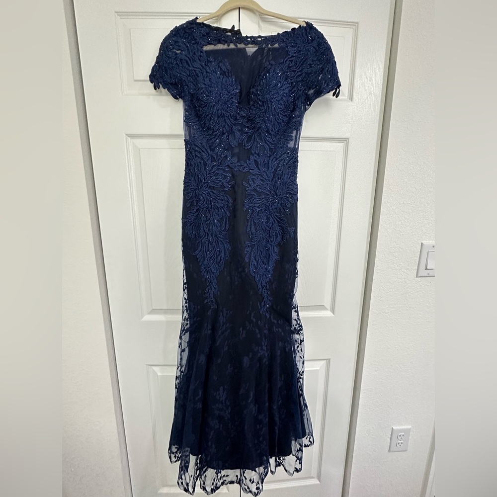Gown dress. Navy blue. Designer Stella Couture. Size 6.